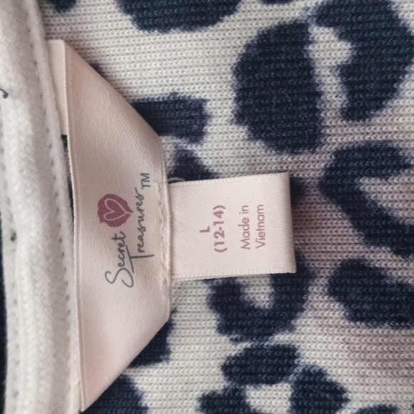 Secret Treasures Two-piece pajamas size medium cheetah print navy blue and white - Picture 5 of 6
